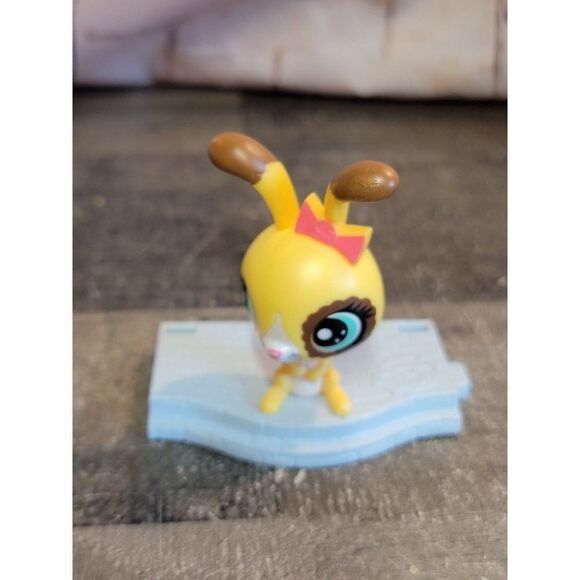 McDonald's 2015 LPS yellow bunny toy figure Littlest Pet Shop - Picture 1 of 5